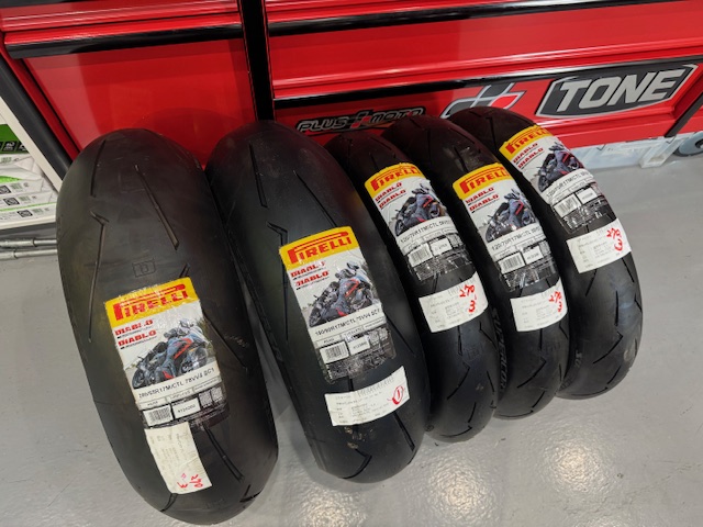 スーパーコルサV3SP前後セット120/70, 200/55未使用 バイクタイヤ