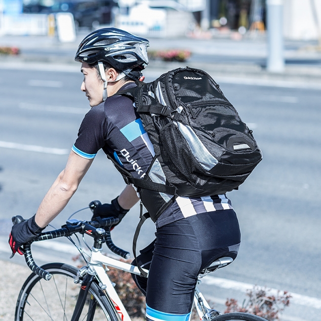 可動式チェストベルト採用でしっかり体にフィットするサイクリング