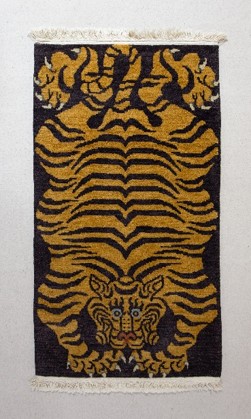 厳選された約40枚のTIBETAN TIGER RUGがACME Furniture 目黒通り店に