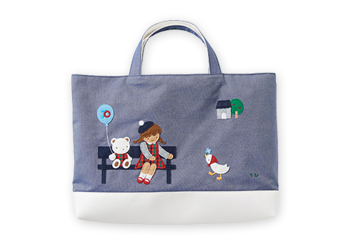 ファミリアのロングセラーアイテム「デニムバッグ」の 70周年限定