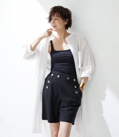 emmi」とモデルの富岡佳子さんがコラボレーションした大人のスイム