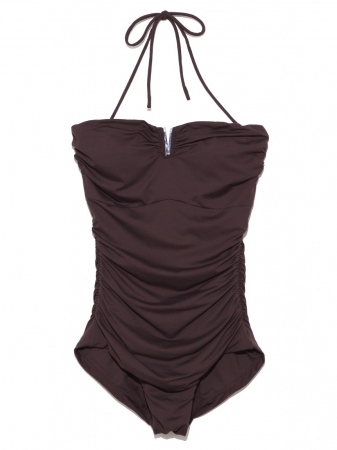 emmi」とモデルの富岡佳子さんがコラボレーションした大人のスイム