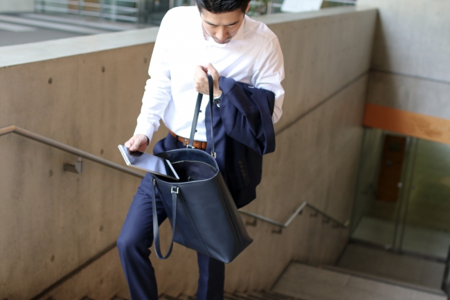 累計販売個数1万個の牛本革トートバッグに「タテ型」ビジネストートが