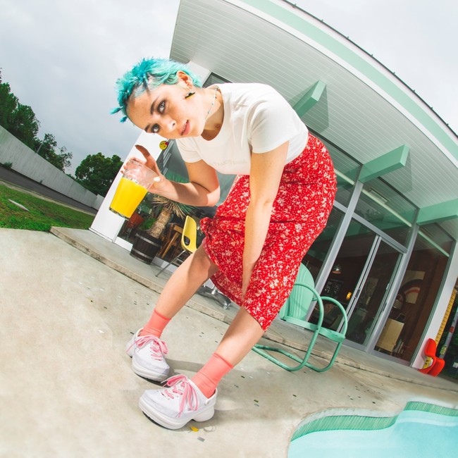 Crocs×atmos pink 初のコラボレーション！サンダルとスニーカーをMIX