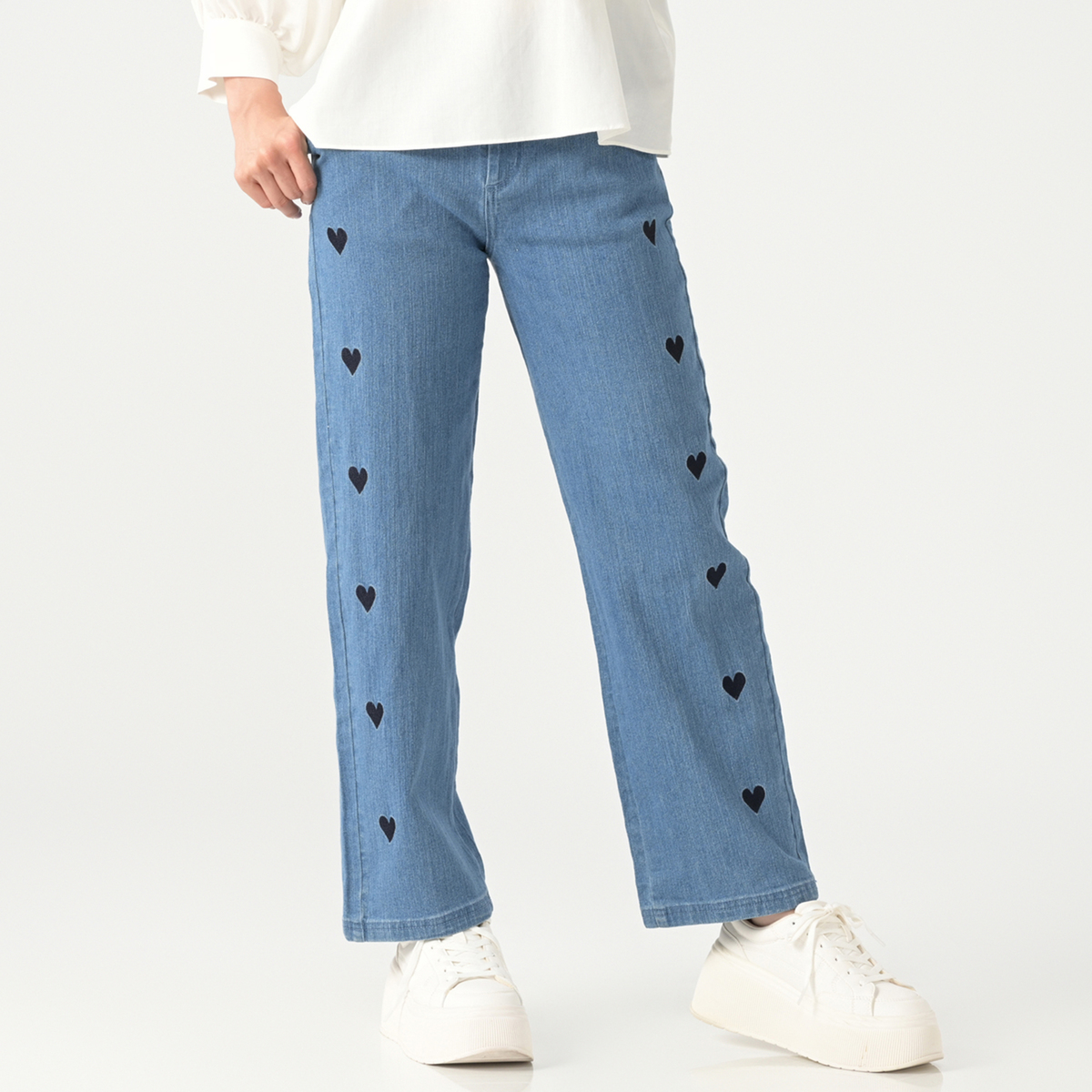 &LOVE むっちゃ幸せハート刺繍のストレートデニムパンツ アンドラブ