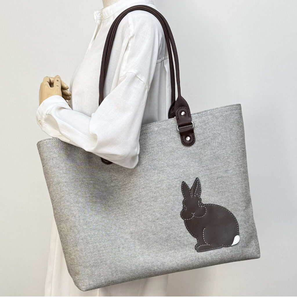 たち耳うさぎAのスクエアトート（グレイ×茶）