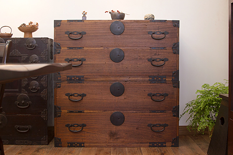 隠れた魅力がたくさん。アンティーク桐箪笥に見る桐材の特徴と歴史