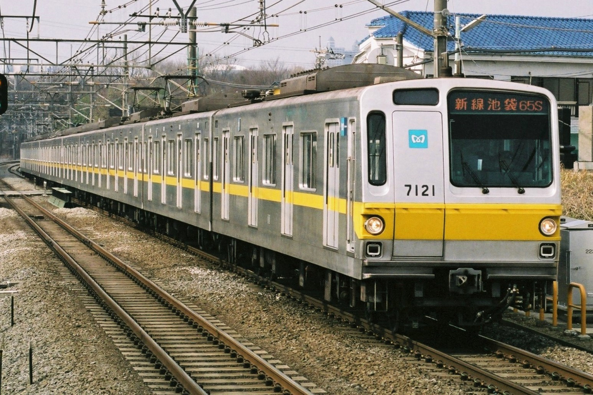 自宅が車両側面ドアに大変身！東京メトロ7000系・8000系「のれん」発売