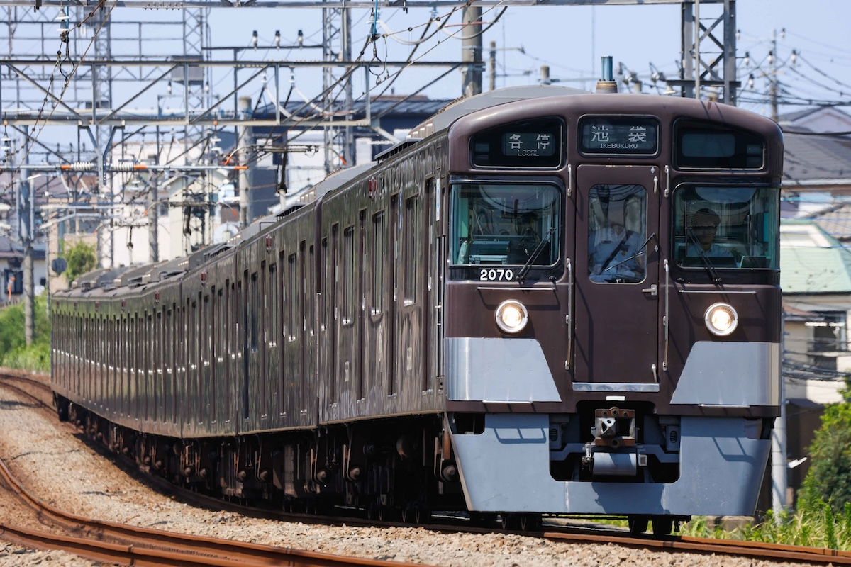 レア組成「チョコバナナ編成」、新宿線で復活か？ 西武の「茶色い2000