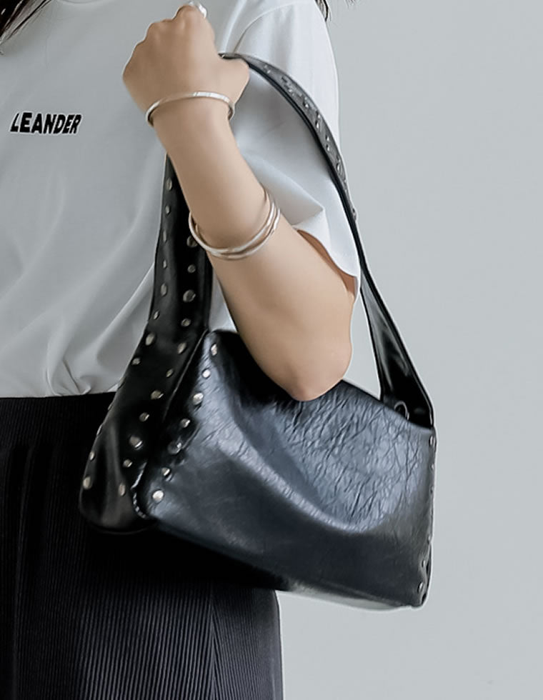 フェイクレザースタッズ付ショルダーバッグ - バッグ通販 | 人気