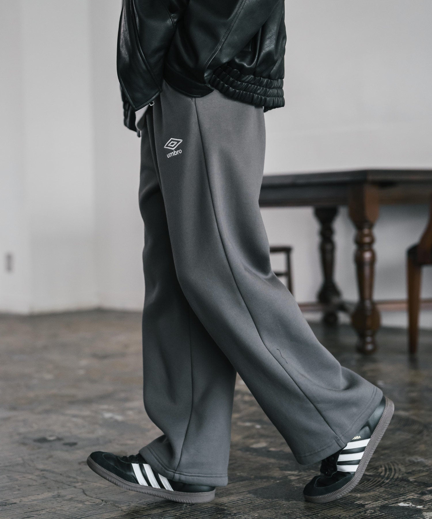 UMBRO 別注コラボ裏起毛ワンポイントロゴ刺繍イージーワイドストレート