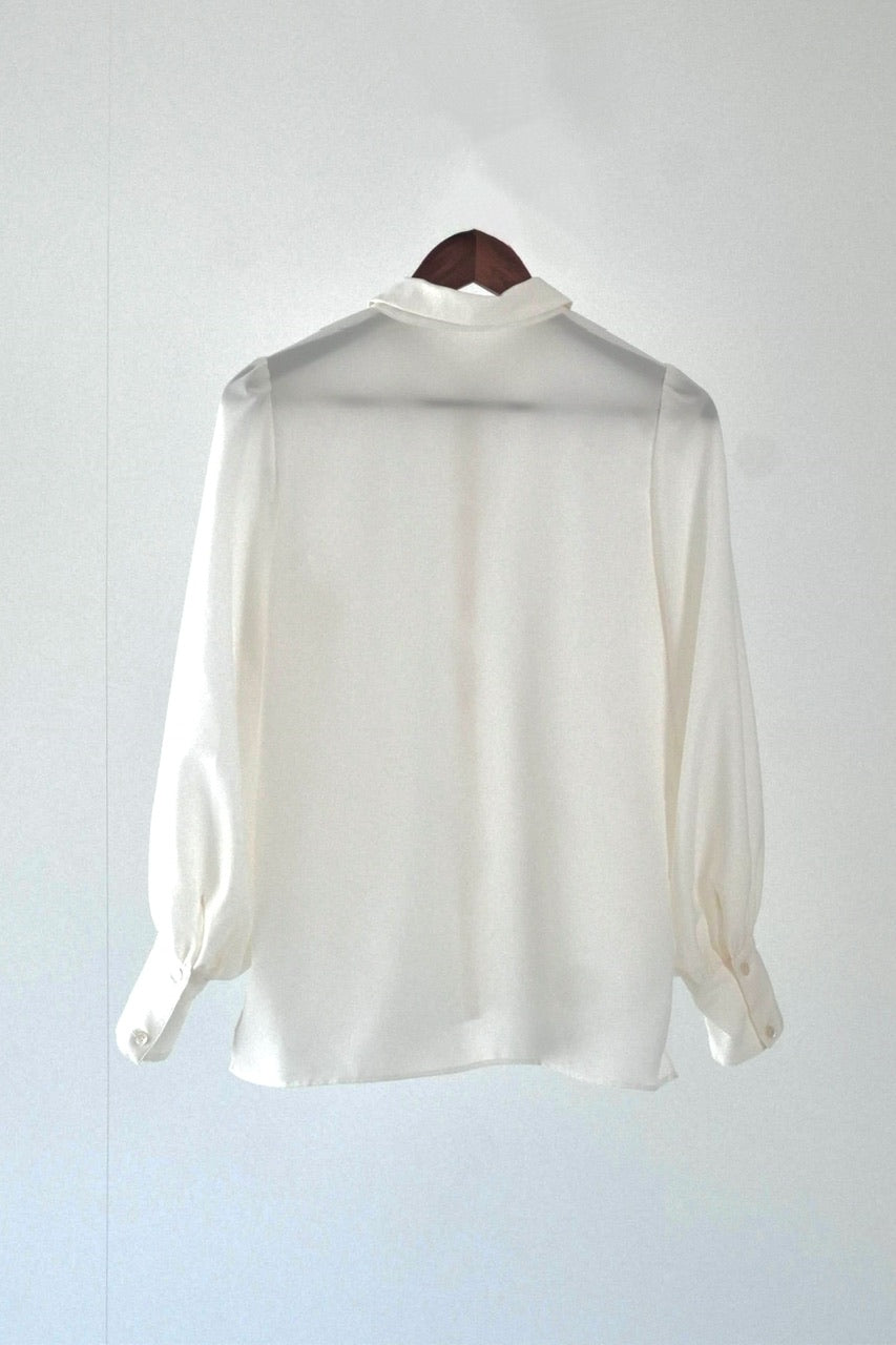 round collar blouse