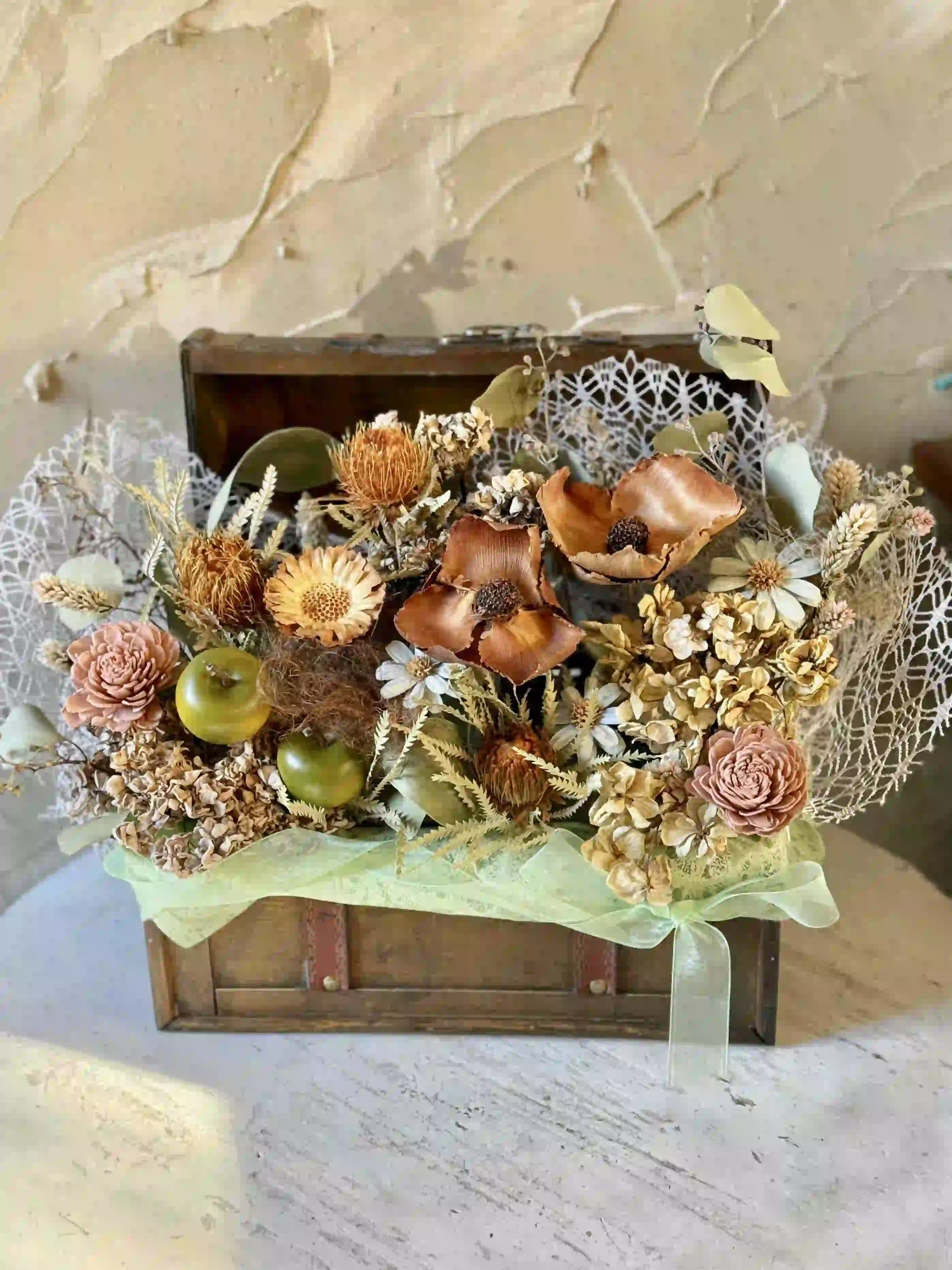 ドライフラワーのスワッグへの変化も楽しめるナチュラルブーケ