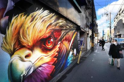 無機質な日常に彩りを 街なかに夫婦で描くスプレーアート | ニュース