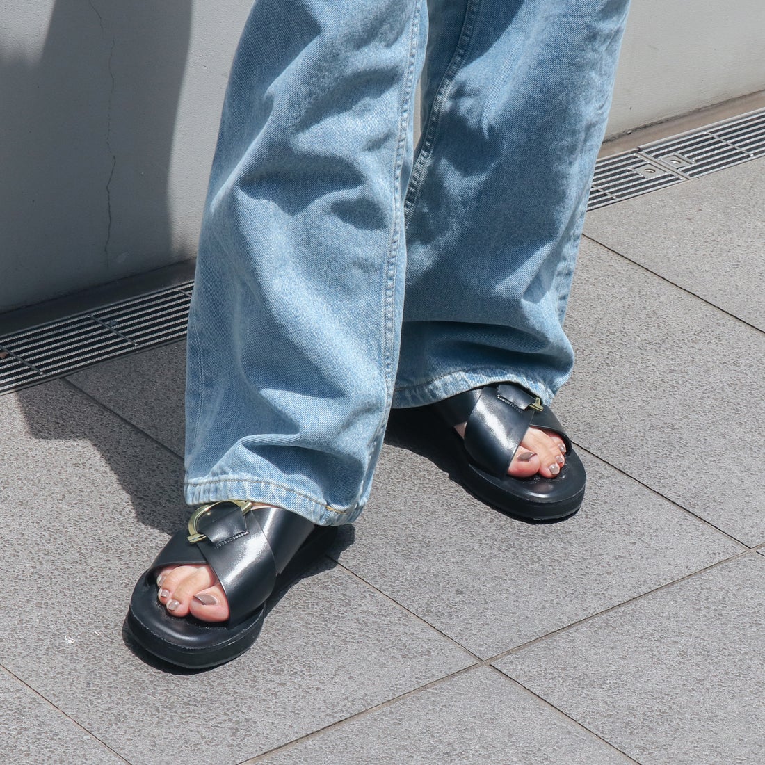 EVOL/イーボル】 ゴールドバックルクロスベルトフラットサンダル