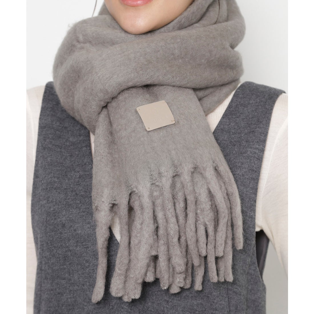 FURLA 【WEB限定 インド製】本革ネーム付き ウール混シャギーマフラー