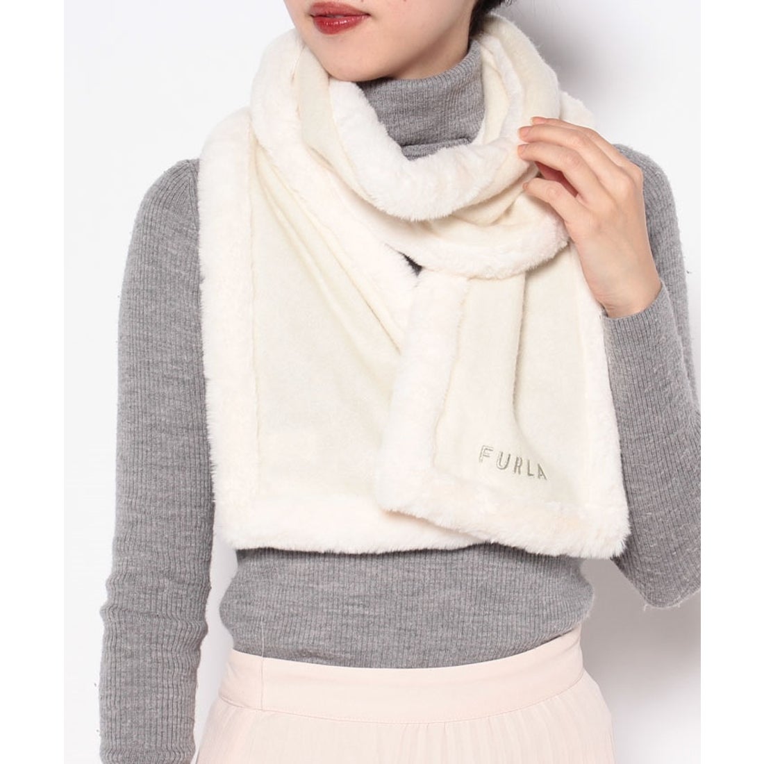 FURLA 【WEB限定】 ウール100%紡毛厚手マフラー ファートリミング ロゴ