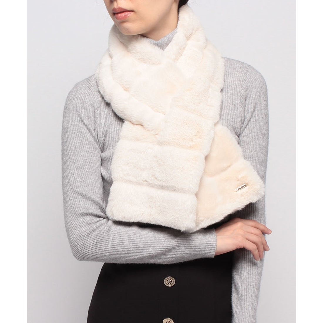 FURLA フェイクファーマフラー ロゴプレート付き （オフホワイト