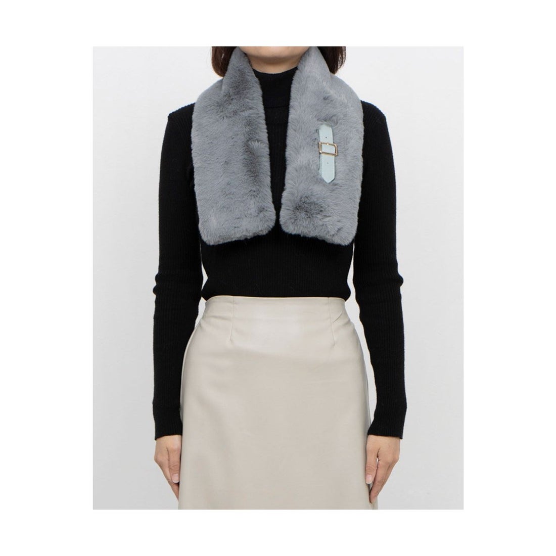 FURLA 本革ベルト付きフェイクファーマフラー 13×92cm ロゴプレート