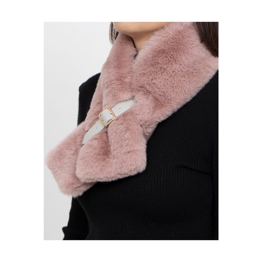 FURLA 本革ベルト付きフェイクファーマフラー 13×92cm ロゴプレート