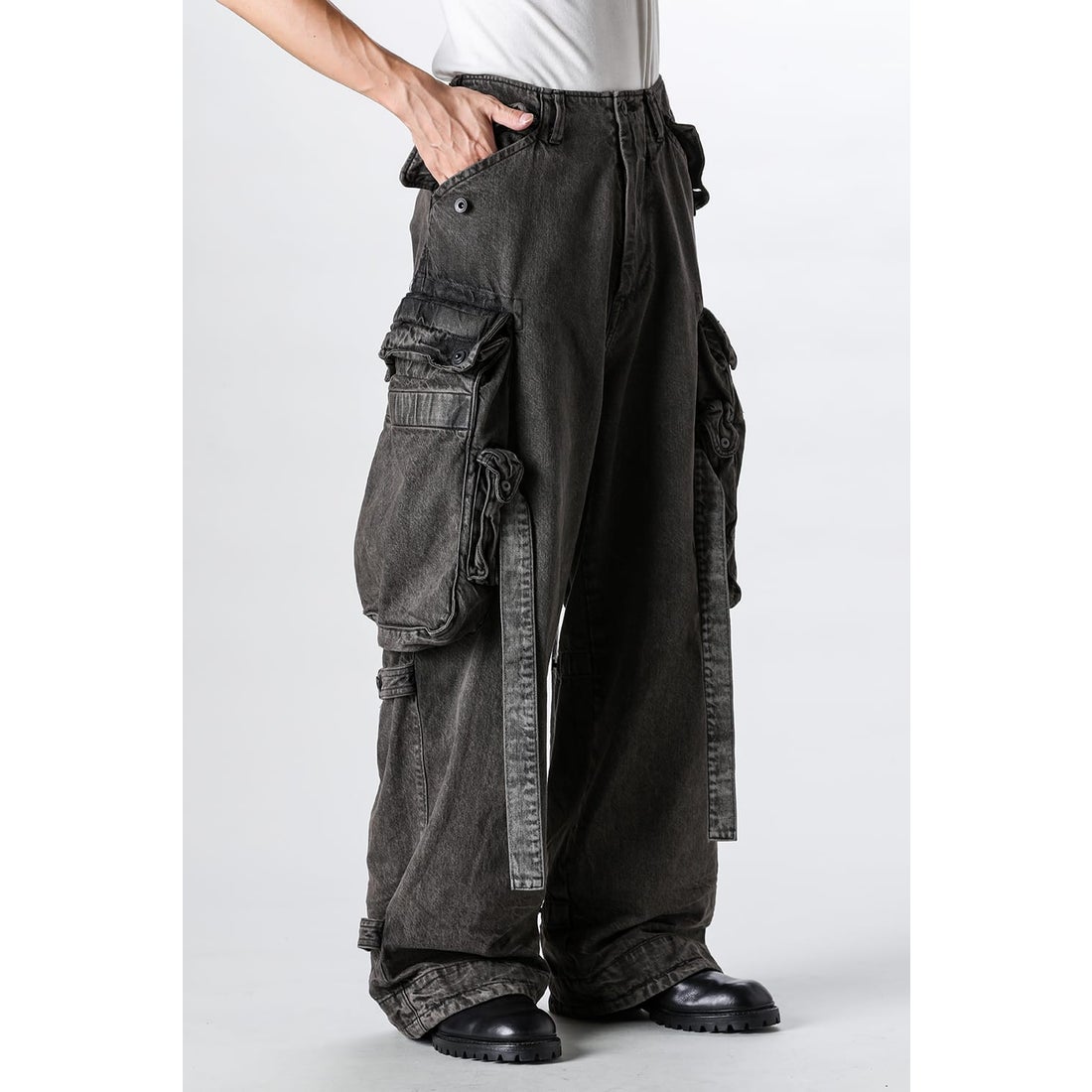 ユリウス JULIUS 12oz Denim Wide Gasmask Cargo Pants（CHARCOAL