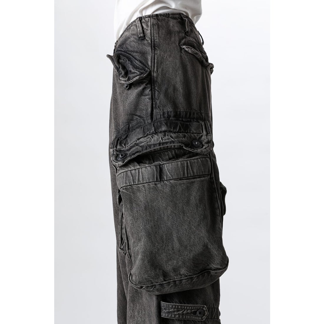 ユリウス JULIUS 12oz Denim Wide Gasmask Cargo Pants（CHARCOAL