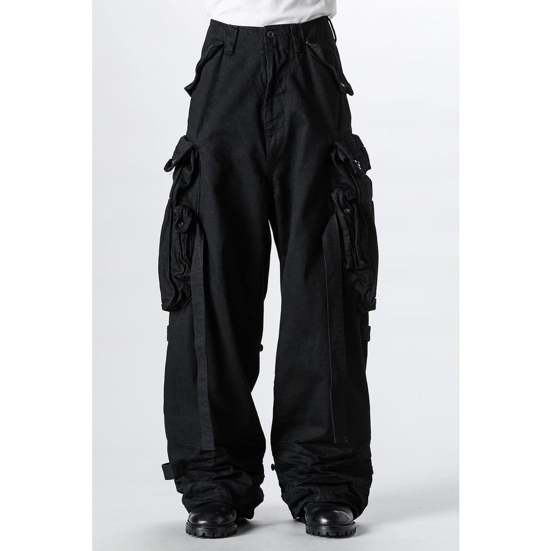 ユリウス JULIUS 12oz Denim Wide Gasmask Cargo Pants（BLACK