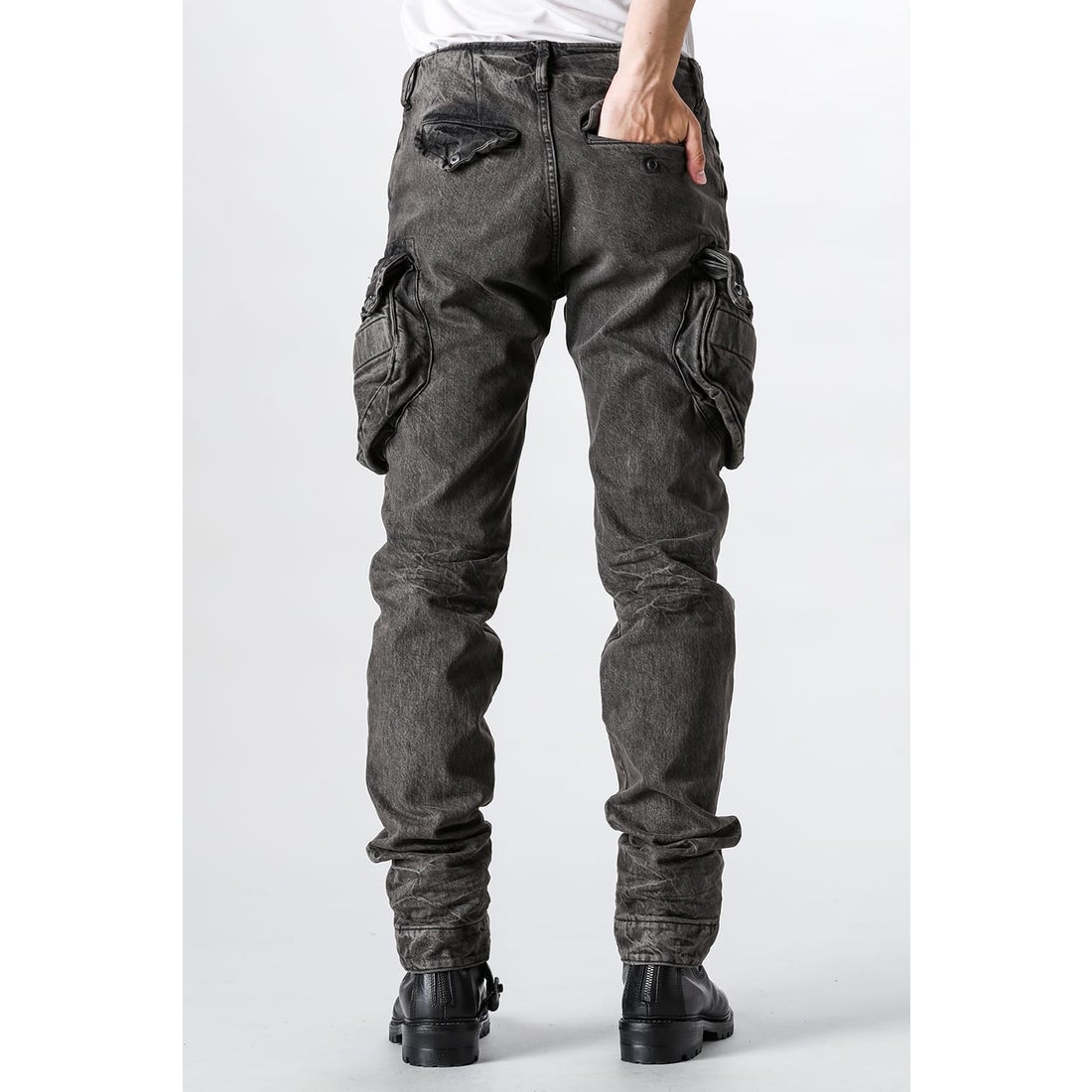 ユリウス JULIUS 12oz Denim Tapered Gasmask Cargo Pants（CHARCOAL