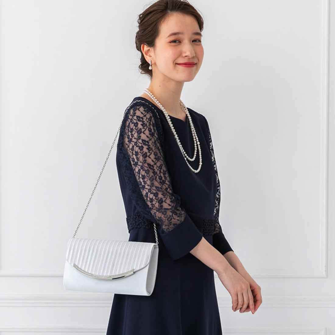 トウキョウソワール 東京ソワール プリーツデザインのパーティーバッグ