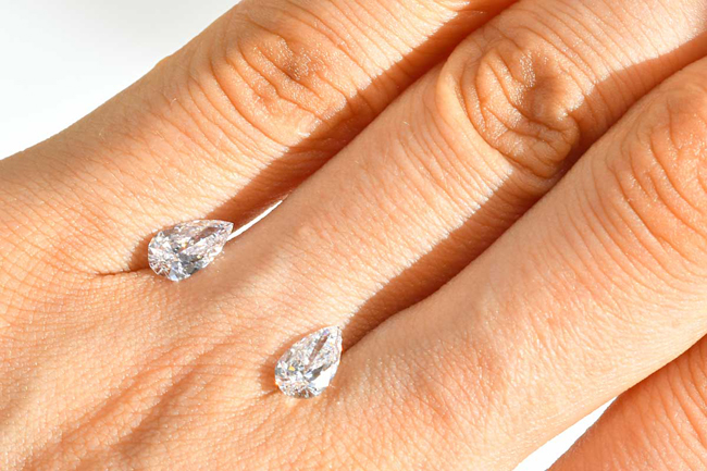 ペアシェイプカット ダイヤモンドリング プラチナ 0.7カラットDIF