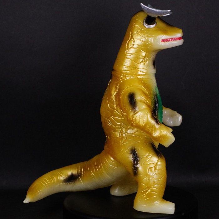 か*き様 ブルマァク 怪獣シリーズ エレキング 蓄光ゴールド か*き様