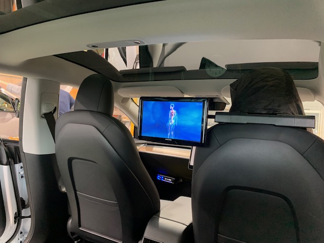 テスラ モデル3 リアモニター、テレビ、DVD取り付け - スピードウェル