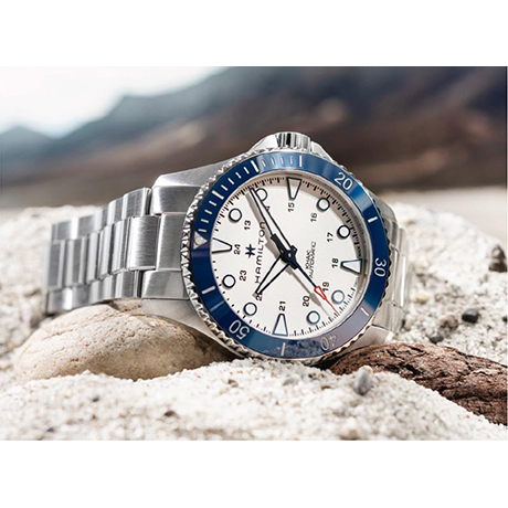 美しいカラーコンビネーションでさらなる深海へ 「カーキ ネイビー