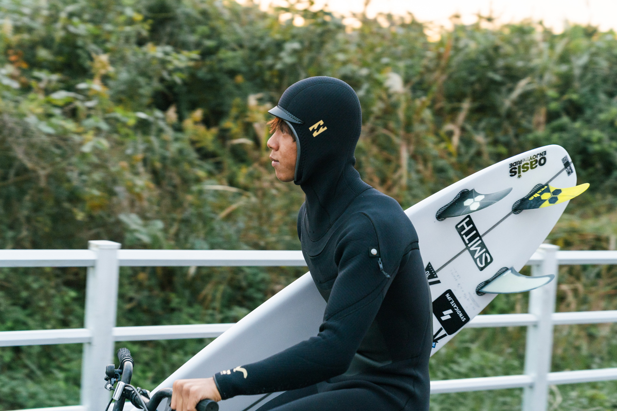 これ一着でどんな寒さにも対応。ビラボンのフード付き一体型「2WAY