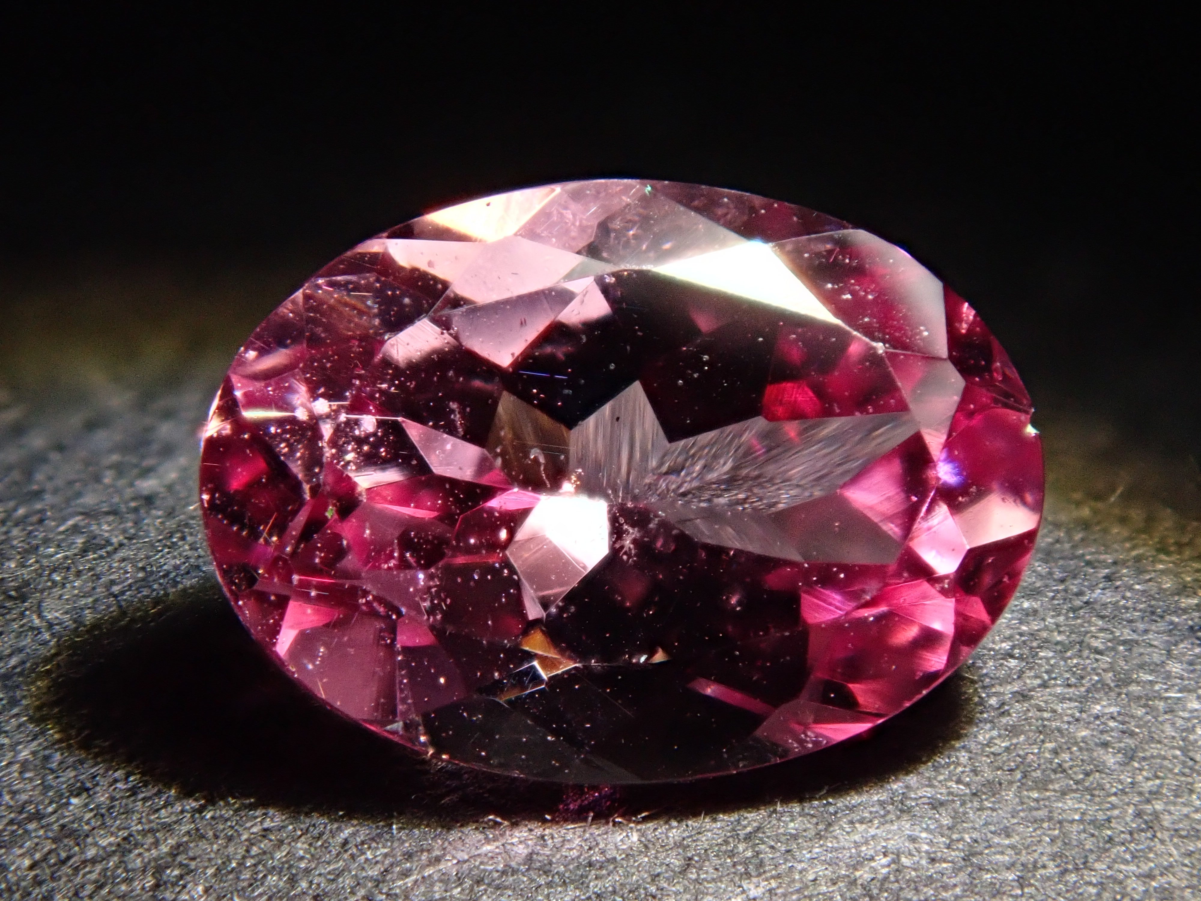タンザニア産ロードライトガーネット 0.990ctルース