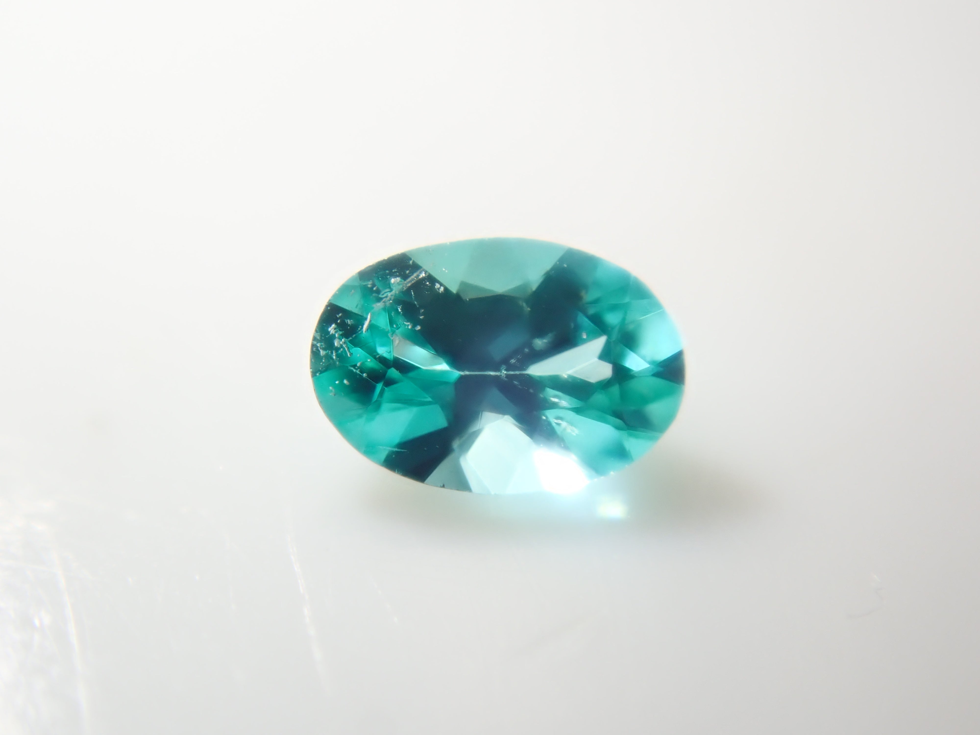 ブラジル産パライバトルマリン(CuO:2.3%,Mn0:2.6%)含むネオンカラーの