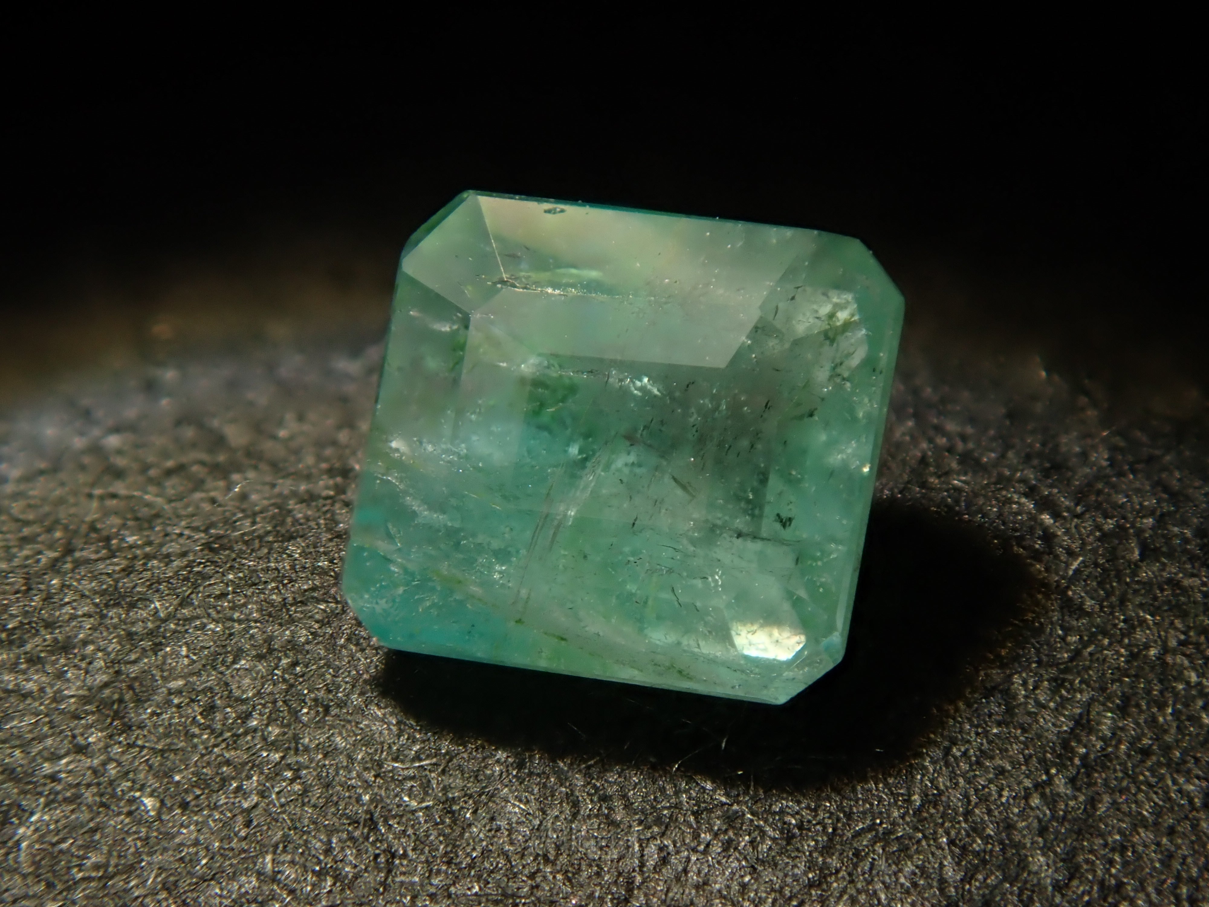 ブラジル産パライバトルマリン 0.217ctルース（CuO:1.5%、MnO:0.5%）