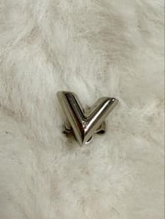 ルイヴィトン LV ピアス 片耳のみ - メルカリ