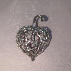 田崎真珠旧刻印ほおずき型透かしメレダイヤ入りデザインブローチ