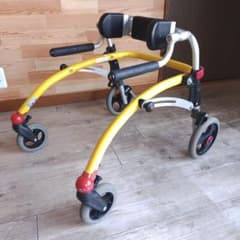 後方支持歩行器クロコダイル：障害児歩行器 - メルカリ