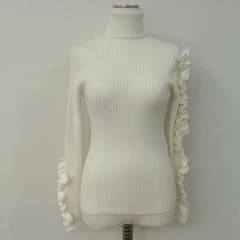 美品 cygne シーニュ 袖フリルタートルニット lily White - メルカリ