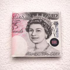 新品 イギリス50ポンド紙幣の財布 エリザベス女王 - メルカリ