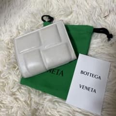 ボッテガヴェネタ パデッドジップウォレット 二つ折り財布 白