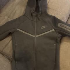 Teeshyn着用NIKEテックフリース反射S キッズ140 - メルカリ