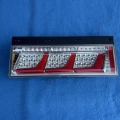 小糸LEDテールランプ 3連 新車外し 右のみ ノーマルターン - メルカリ