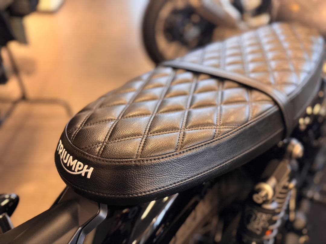トライアンフT120 キルトベンチシート（ブラック） ベンチシート - ブラック | Triumph Motorcycles