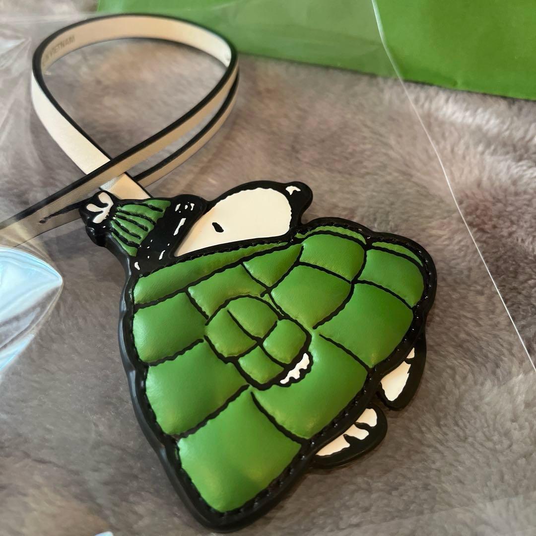 新品＊kate spade ピーナッツ パファー キーフォブ スヌーピー - メルカリ