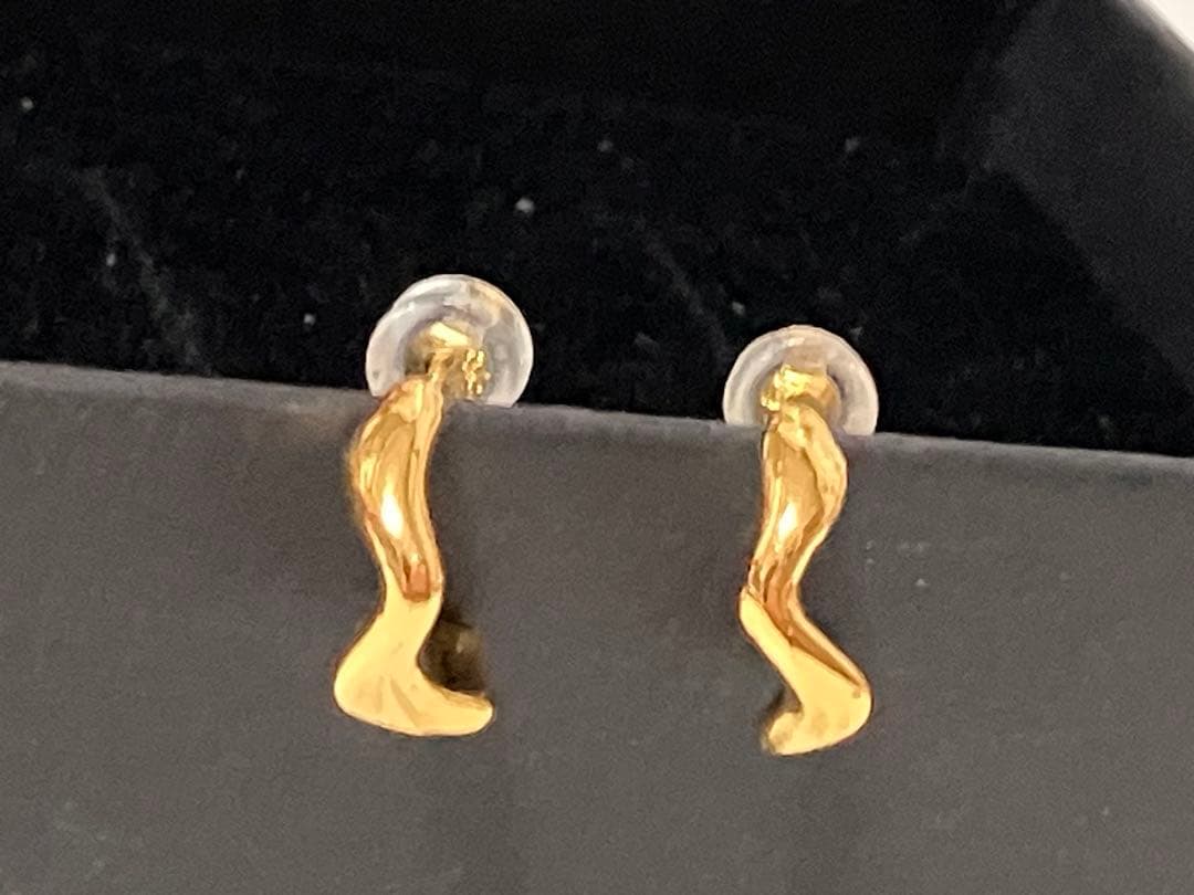 K18刻印 ウェーブフープピアス 未使用 アレルギー対応 1.37ｇ 18金