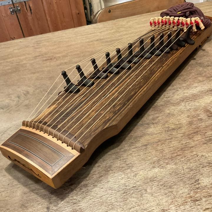 レア！韓国伝統弦楽器 伽耶琴 小さな カヤグム ミニサイズ - メルカリ