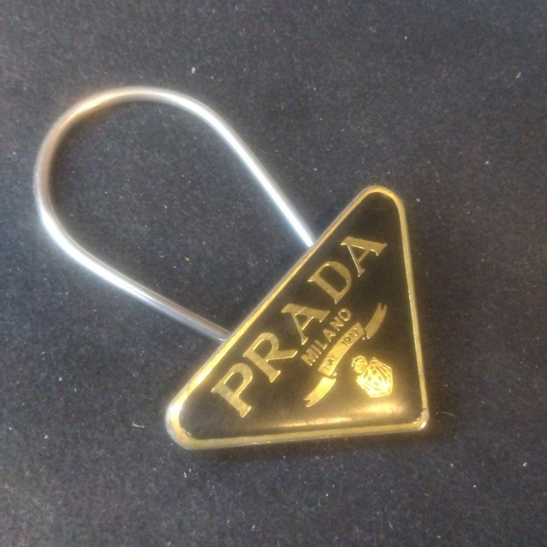 プラダ ブラック×ゴールド 三角ロゴ キーホルダー【比較的美品、希少